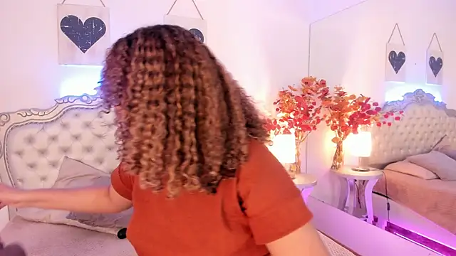 Snapshot of NiaColusi chatting on 09.20.25 NiaColusi online show from 09.20.25