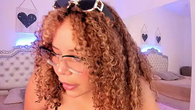 Snapshot of NiaColusi chatting on 09.22.25 NiaColusi online show from 09.22.25