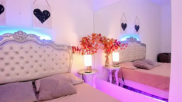 Snapshot of NiaColusi chatting on 09.30.25 NiaColusi online show from 09.30.25