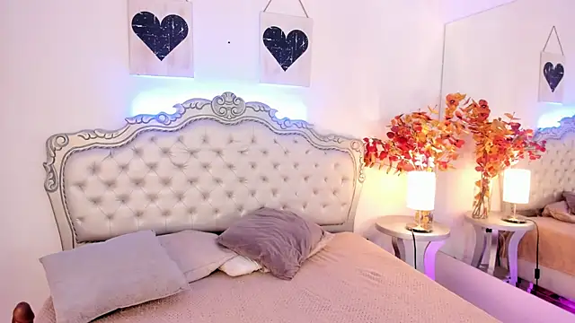 Snapshot of NiaColusi chatting on 10.02.25 NiaColusi online show from 10.02.25