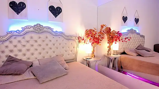 Snapshot of NiaColusi chatting on 10.22.25 NiaColusi online show from 10.22.25