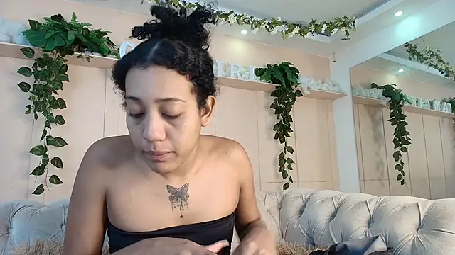 Snapshot of flavia_cruz chatting on 05.31.26 flavia cruz online show from 05.31.26