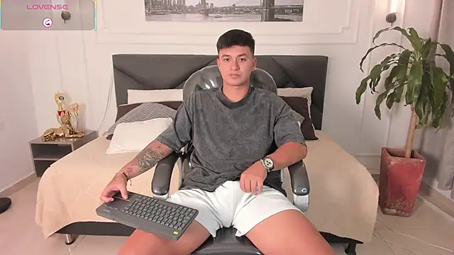 Snapshot of Cristopher_strong chatting on 05.17.26 Cristopher strong online show from 05.17.26