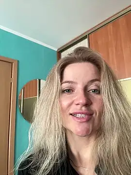 Snapshot of AlisonXCristal chatting on 04.14.26 AlisonXCristal online show from 04.14.26