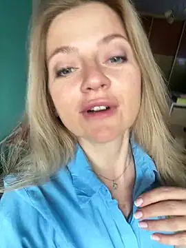 Snapshot of AlisonXCristal chatting on 04.15.26 AlisonXCristal online show from 04.15.26