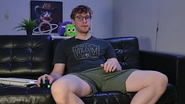 Snapshot of BlueEyedTallGuy94 chatting on 10.28.25 BlueEyedTallGuy94 online show from 10.28.25