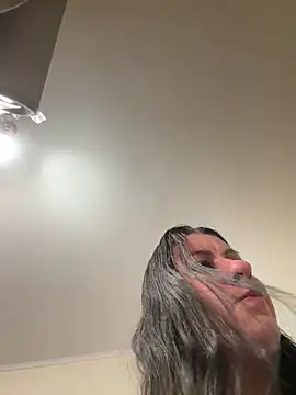 Evelinia online show from 11.14.25