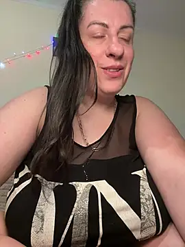 Snapshot of Evelinia chatting on 03.28.26 Evelinia online show from 03.28.26