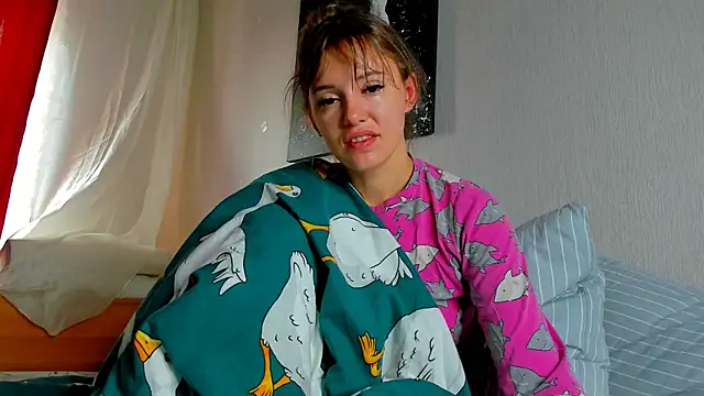 Snapshot of foxy_blond chatting on 09.22.25 foxy blond online show from 09.22.25
