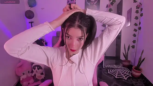 Snapshot of cami_mila9 chatting on 10.16.25 cami mila9 online show from 10.16.25