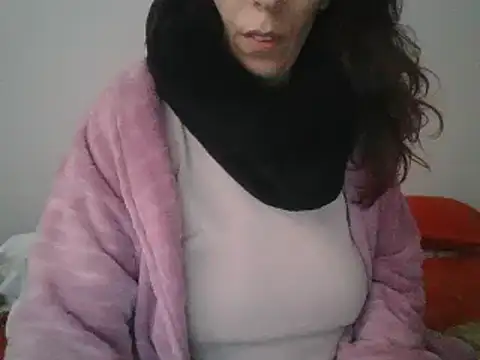 Snapshot of hairygirl80 chatting on 12.10.24 hairygirl80 online show from 12.10.24