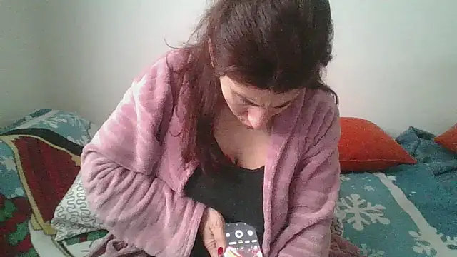 Snapshot of hairygirl80 chatting on 12.19.25 hairygirl80 online show from 12.19.25