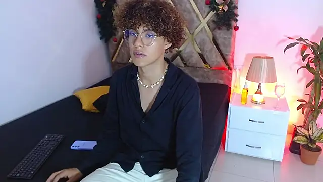 Snapshot of nickolas_moon chatting on 12.18.24 nickolas moon online show from 12.18.24