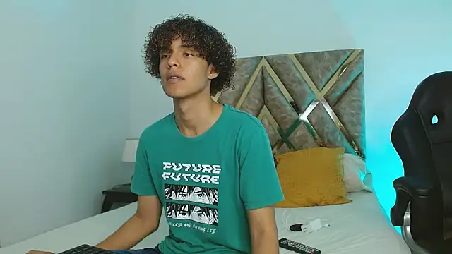 Snapshot of nickolas_moon chatting on 01.08.25 nickolas moon online show from 01.08.25