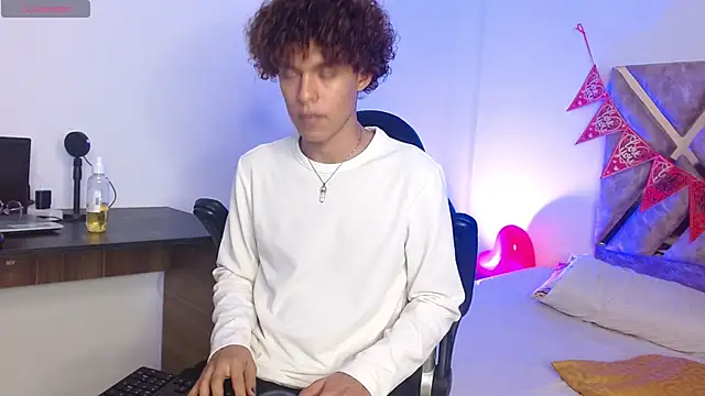 Snapshot of nickolas_moon chatting on 02.17.25 nickolas moon online show from 02.17.25