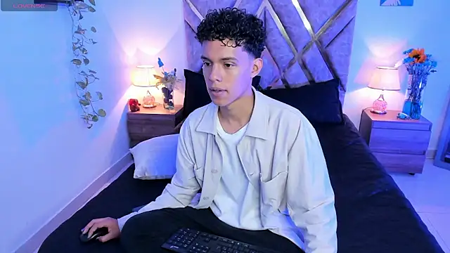 Snapshot of nickolas_moon chatting on 09.25.25 nickolas moon online show from 09.25.25