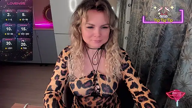 Snapshot of candy_queeen chatting on 01.15.25 candy queeen online show from 01.15.25