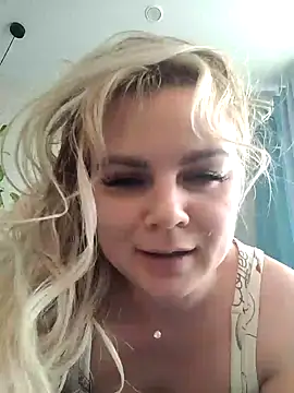 Snapshot of candy_queeen chatting on 02.26.25 candy queeen online show from 02.26.25