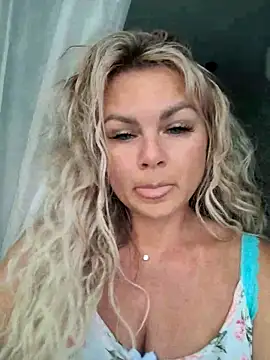 Snapshot of candy_queeen chatting on 03.19.25 candy queeen online show from 03.19.25