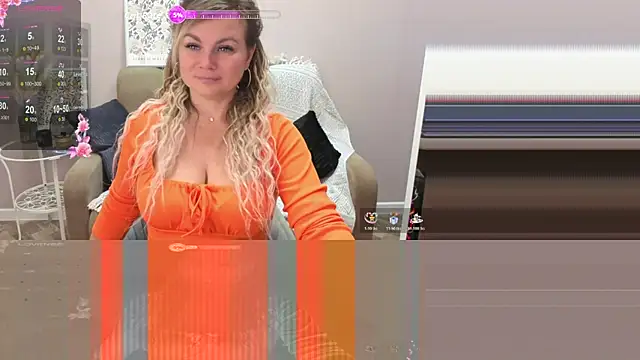 Snapshot of candy_queeen chatting on 10.20.25 candy queeen online show from 10.20.25