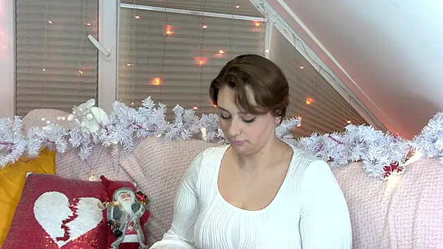 Snapshot of MaryMurray chatting on 12.30.24 MaryMurray online show from 12.30.24