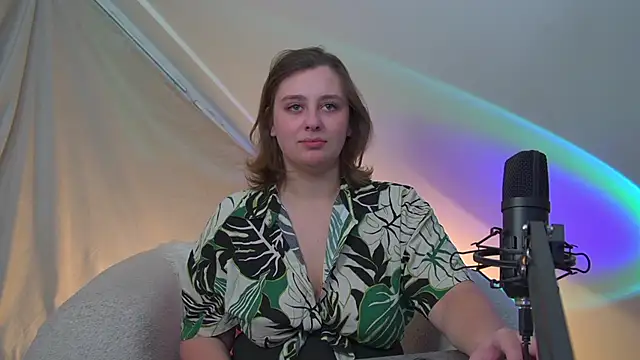 Snapshot of MaryMurray chatting on 09.29.25 MaryMurray online show from 09.29.25