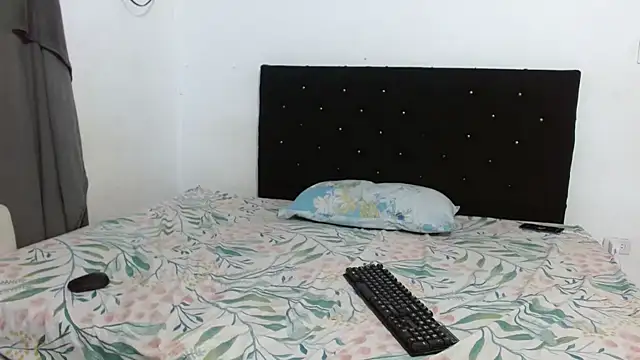 Snapshot of Lulu_and_smith chatting on 12.13.25 Lulu and smith online show from 12.13.25