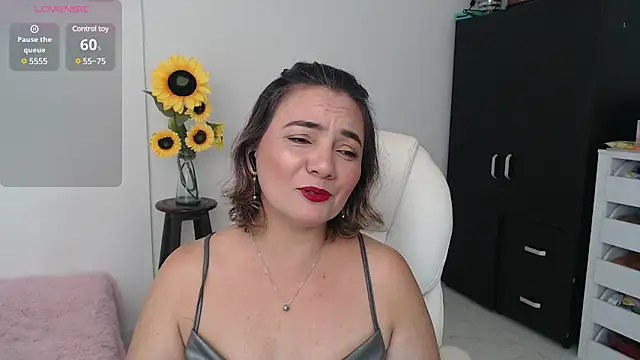 Snapshot of Ghada_milf chatting on 12.14.24 Ghada milf online show from 12.14.24