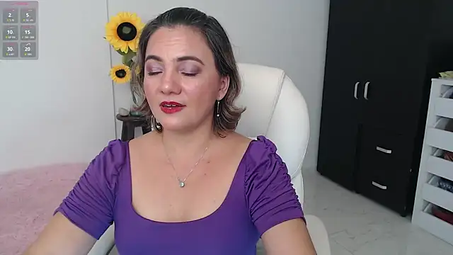 Snapshot of Ghada_milf chatting on 12.18.24 Ghada milf online show from 12.18.24
