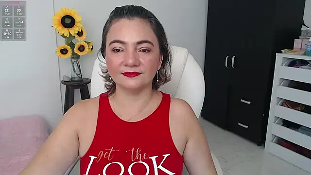 Snapshot of Ghada_milf chatting on 12.19.24 Ghada milf online show from 12.19.24