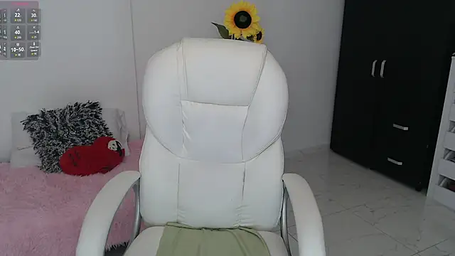 Snapshot of Ghada_milf chatting on 12.24.24 Ghada milf online show from 12.24.24
