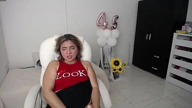 Snapshot of Ghada_milf chatting on 02.01.25 Ghada milf online show from 02.01.25