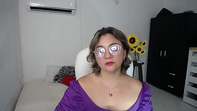 Snapshot of Ghada_milf chatting on 03.23.25 Ghada milf online show from 03.23.25