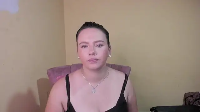 Snapshot of lauraguzman chatting on 06.03.26 lauraguzman online show from 06.03.26