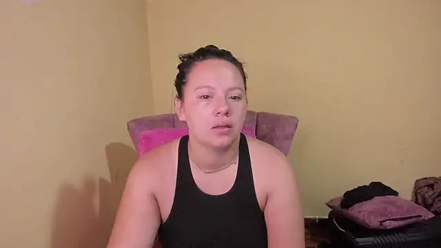 Snapshot of lauraguzman chatting on 06.11.26 lauraguzman online show from 06.11.26