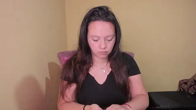 Snapshot of lauraguzman chatting on 06.17.26 lauraguzman online show from 06.17.26