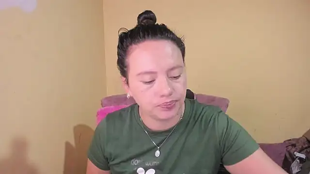 Snapshot of lauraguzman chatting on 06.26.26 lauraguzman online show from 06.26.26