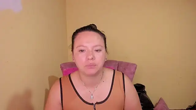Snapshot of lauraguzman chatting on 07.14.26 lauraguzman online show from 07.14.26
