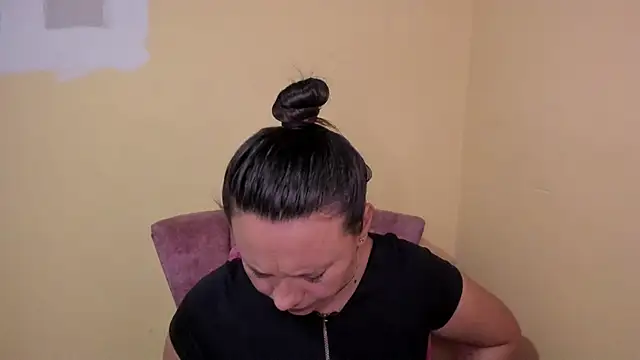 Snapshot of lauraguzman chatting on 07.17.26 lauraguzman online show from 07.17.26