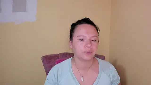 Snapshot of lauraguzman chatting on 07.18.26 lauraguzman online show from 07.18.26