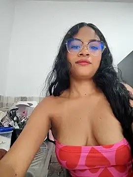 Snapshot of DAFNNEE_ROSS chatting on 10.27.25 DAFNNEE ROSS online show from 10.27.25