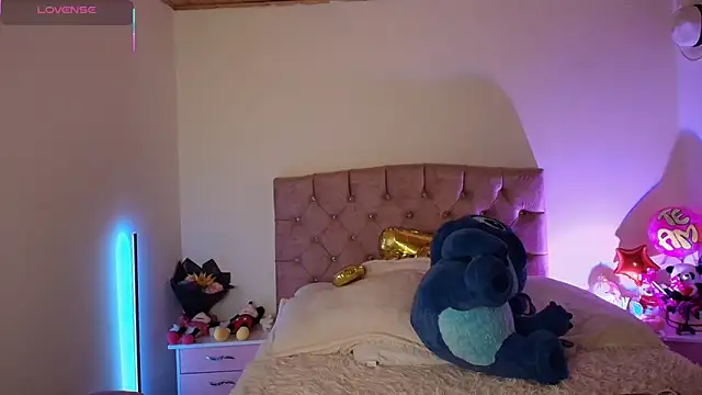 Snapshot of miaa_saenz1 chatting on 10.31.25 miaa saenz1 online show from 10.31.25