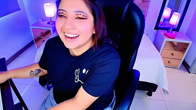 Snapshot of Emma_monserrat chatting on 11.14.25 Emma monserrat online show from 11.14.25