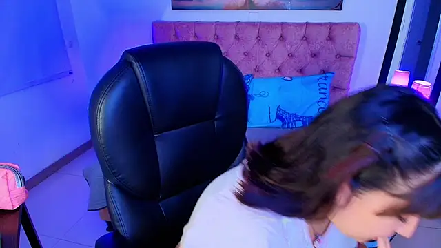 Snapshot of Emma_monserrat chatting on 11.21.25 Emma monserrat online show from 11.21.25