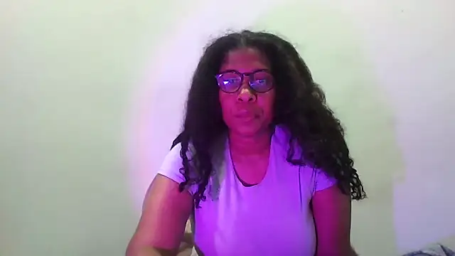 Snapshot of Ivon-09 chatting on 10.15.25 Ivon-09 online show from 10.15.25