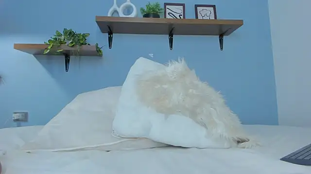 annawelk  online show from 10.17.25