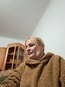 Snapshot of Malichkaanna30 chatting on 10.27.25 Malichkaanna30 online show from 10.27.25