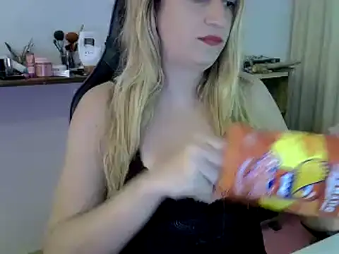 Snapshot of luizacandy chatting on 12.03.24 luizacandy online show from 12.03.24