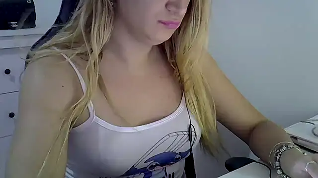 Snapshot of luizacandy chatting on 12.22.25 luizacandy online show from 12.22.25