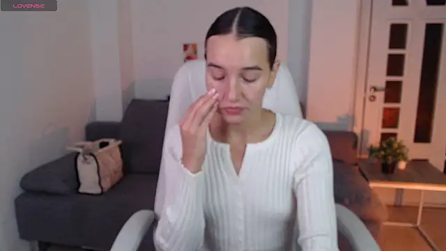 Bellla Haddid online show from 10.15.25